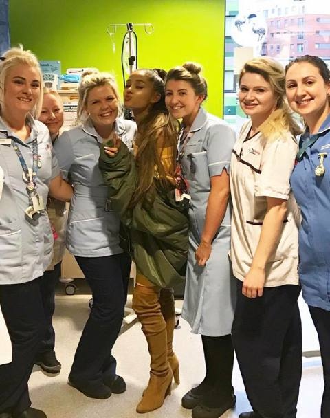 Ariana Grande posa anche con le infermiere dell&#39;ospedale pediatrico di Manchester. Twitter